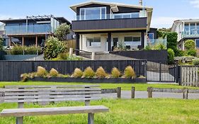 Wow On Wanaka Bay - Beachfront Living At Its Best